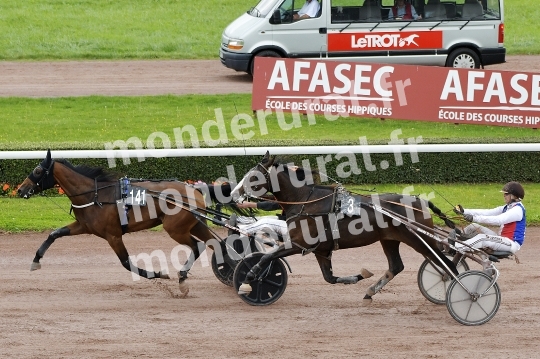 LOVELY CHARMES et LARA CROFT